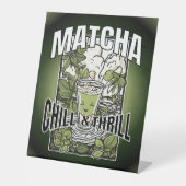 Matcha Chill & Thrill – Dekoratives Matcha Latte 台座サイン (正面)