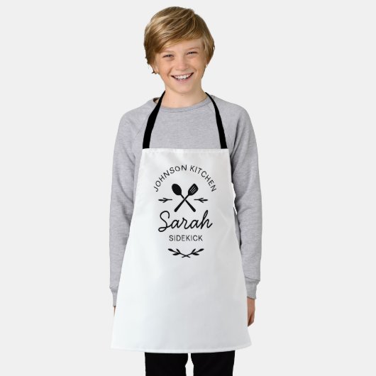 Matching Family Kitchen Aprons with Custom Names a エプロン (着用した状態)