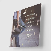 Matthewの28:19はすべての国家の弟子を作ります行きます スクエア壁時計 (傾斜)