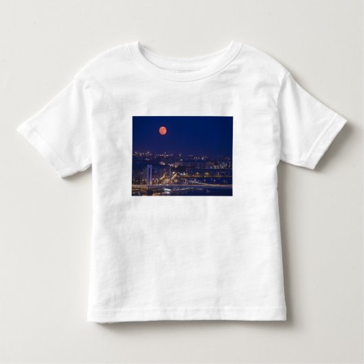 Matyasの隣のFishermens Bastionから表示 トドラーTシャツ (正面)