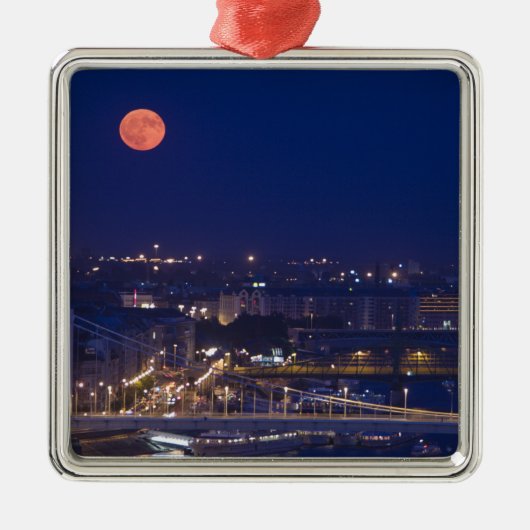 Matyasの隣のFishermens Bastionから表示 メタルオーナメント (正面)