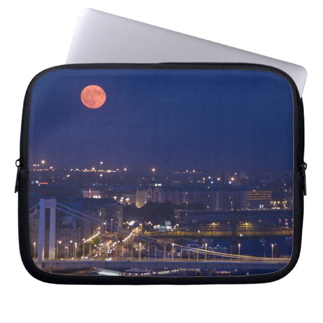 Matyasの隣のFishermens Bastionから表示 ラップトップスリーブ (正面)