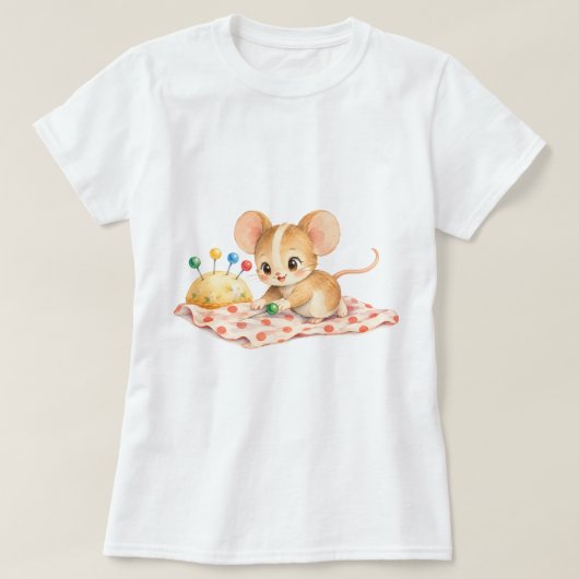Mäuschen mit Nadelkissen beim Abstecken Tシャツ (デザイン正面)