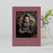 Mauve モダン Hello World Photo Birth Announcement 箔招待状 (立ち正面)