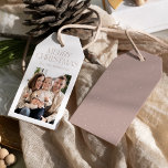 Mauve モダン Merry Christmas淡い色のの写真 ギフトタグ<br><div class="desc">Mauve Merry Christmas Giftスタイリッシュラベルで淡い色のお客様のギフトにモダンtouchを追加。白い背景にメイブ淡い色のカラーのセリフレタリングの「メリークリスマス」を配エレガント置し、休日に最適なラベル。おカスタマイズ名前と個人touchの家族の写真背景には白いドットが付いた微妙な降雪パターンが映淡い色のし出され、フェスティバルの外観を完成させる。今シーズンの中で暖かさと魅力を加えるのに最適！</div>