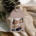 Mauve モダン Merry Christmas淡い色のの写真 ギフトタグ<br><div class="desc">Mauve Merry Christmas Giftスタイリッシュラベルで淡い色のお客様のギフトにモダンtouchを追加。白いセリフのレタリングで飾った「メリークリスマス」淡い色のをモチーフにしたエレガントラベルで、休日に最適。おカスタマイズ名前と個人touchの家族の写真背景には白いドットが付いた微妙な降雪パターンが映淡い色のし出され、フェスティバルの外観を完成させる。今シーズンの中で暖かさと魅力を加えるのに最適！</div>