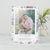 Mauve Dusty Blueフローラ日付の写真カードを保存 招待状 (スタンド正面)