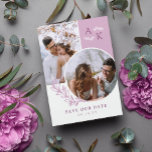 Mauve Greeneryの重なり合う写真の日付を保存 セーブザデート<br><div class="desc">両面イニシャル、重なり合う写真、クリーンなフォントで緑と白で日付カードを保存エレガント。写真あなたのモノグラムと写真とモダン一緒にパーソナライズされたデザインと日付カードを保存する2つの側と1つの別の。</div>