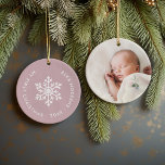 Mauve Winter Snowflakeの初めてのクリスマス写真 セラミックオーナメント<br><div class="desc">ベビーの写真パーソナライズされたと初めてのクリスマスの"マイカスタム文字"とセラミックの休日のオーナメント。このシンプルデザインはモダン、ほこりっぽいピンク色の背景に白い雪片を付けている。デザインツールを使用して任意の背景色を選択し、文字フォントと色を編集し、独自の写真を追加して独自の家族の記念オーナメントを作成すユニークる。</div>