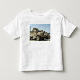 MaxxPro鉱山の抵抗力がある待伏せによって保護される車 トドラーTシャツ