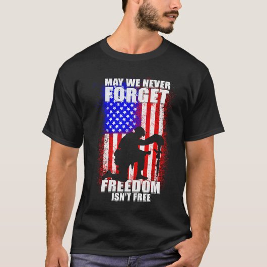 May We Never Forget Freedom Isn't Free USA Flag Me Tシャツ (正面)