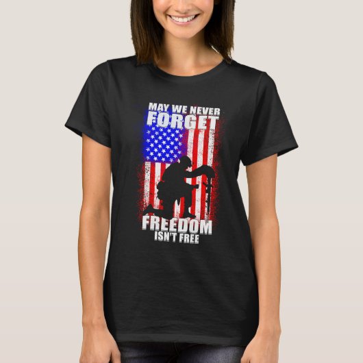 May We Never Forget Freedom Isn't Free USA Flag Me Tシャツ (正面)
