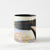 mayo湖のボートの波止場のマグ ツートーンマグカップ (中央)