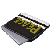 MAZIPOODLES Peace Olive Green ラップトップスリーブ (正面下部)