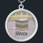 Mecca Saudi Arabiaイスラム教で最も神聖な都市、カアバ シルバープレートネックレス<br><div class="desc">メッカ・サウジアラビア最も神聖な都市であるイスラム教の最も神聖な都市カアバ・マスジド・アル・ハラム（神聖なモスク）は、カアバ（イスラム教の最も神聖な神社である布で覆われた立方体構造）を取り囲んでいる。イスラム教徒はハッジと呼ばれる巡礼を行う唯一の巡礼なので、ムスリムの多い。</div>