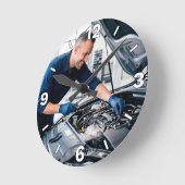 Mechanic Inspecting Car Engine Garage Decor ラウンド壁時計 (傾斜)