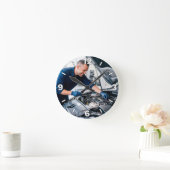Mechanic Inspecting Car Engine Garage Decor ラウンド壁時計 (ホーム)