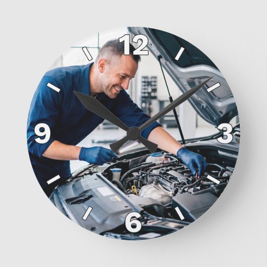 Mechanic Inspecting Car Engine Garage Decor ラウンド壁時計 (正面)
