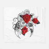 Mechanical Crescent with Red Roses フリースブランケット (正面(横))