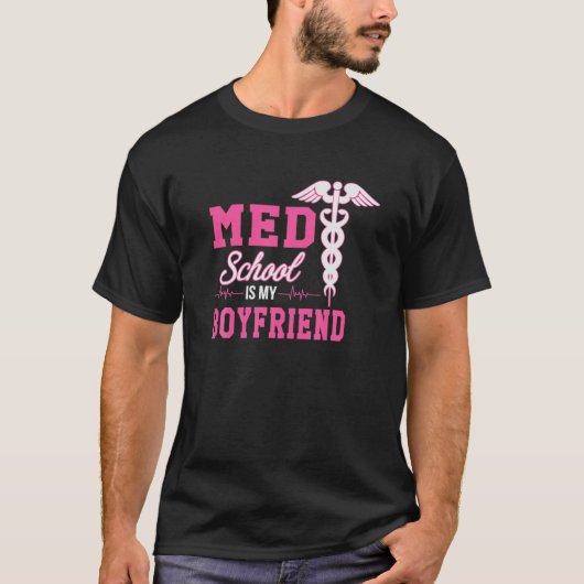 Med Schoolは私の彼氏の将来の医師のStを準備 Tシャツ (正面)