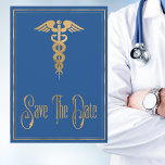 Medical Caduceus DoctorナースBlue Save The Date セーブザデート<br><div class="desc">青い背景フェイクで金ゴールドスタイルを作成するモダンクラシック卒業は日付カードを保存する。医学部で勉強を終え、看護学の学位を取得し、医療業界で儀式やプロフェッショナルを行う卒業生に最適。授乳又は医師の卒業の日付を保存しフェイクて、金ゴールドのカドゥーセスシンボルと卒業キャップを含む。卒業式を送信する日付カードを家族や友人に保存。青い背景色は任意の色に変更できる。</div>