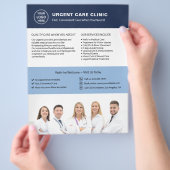 Medical Clinic Urgent Care Custom Logo QR チラシ (手)