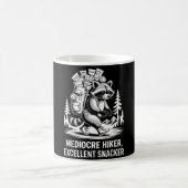 Mediocre hiker excellent snacker funny raccoon コーヒーマグカップ (中央)