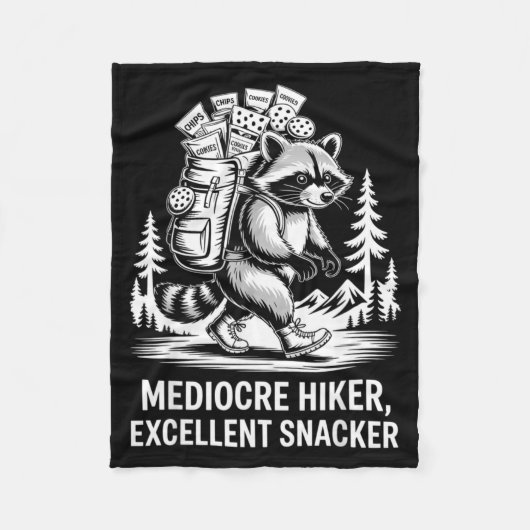 Mediocre hiker excellent snacker funny raccoon フリースブランケット (正面)