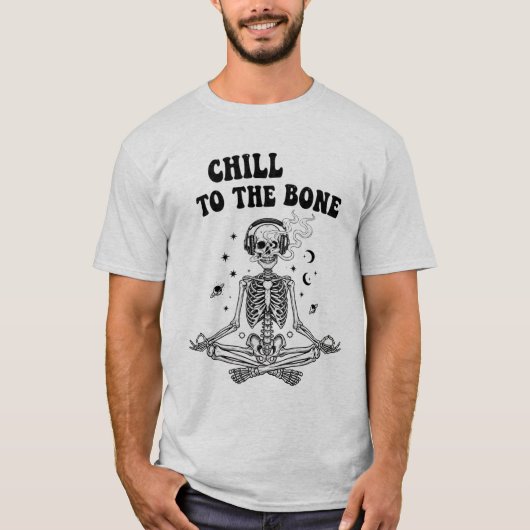 Meditating Skeleton with Headphones in Space T-Shi Tシャツ (正面)