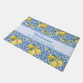 Mediterranean Lemon Blue Tile Personalized Welcome ドアマット (アングル)
