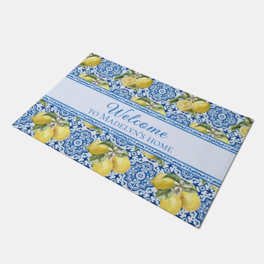 Mediterranean Lemon Blue Tile Personalized Welcome ドアマット (アングル)