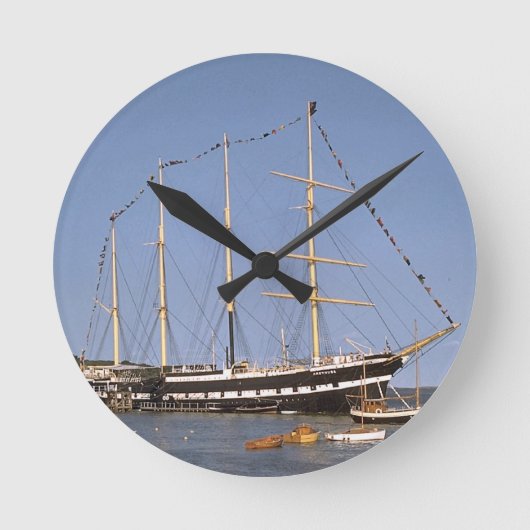 Medwayで繋ぎ止められるTS Arethusa ラウンド壁時計 (正面)