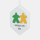 Meeples in Love, Green & Yellow Glass Ornament ガラスオーナメント (正面左)