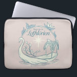 Meet me in LOTHLORIEN™ - Swan Boat ラップトップスリーブ<br><div class="desc">Drift into the timeless beauty of Middle-earth™ with this enchanting Lord of the Rings™ design inspired by Lothlórien™. Featuring an elegant Elven swan boat gliding across tranquil waters beneath a radiant star, the artwork captures the serenity and starlit magic of the Golden Wood. Framed by delicate leaves and graceful linework,...</div>