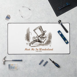 Meet Me In Wonderland不機嫌ハッタランニングー デスクマット