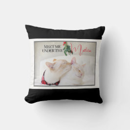 Meet Me Under The Mistletoe Cute Cats クッション