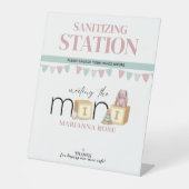 Meet The Mini Pink Sanitizing Station 台座サイン (正面)