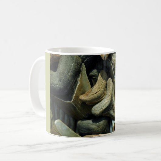 Megalodonの化石の鮫の歯のマグ コーヒーマグカップ (正面左)