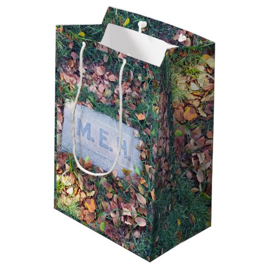 Mehの墓石の病的なユーモアのおもしろいでカスタムな誕生日 ミディアムペーパーバッグ (裏面アングル)