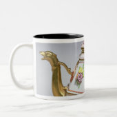 Meissenの八角形のティーポット、c.1718 ツートーンマグカップ (左)