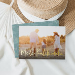 Mele Kalikimaka | Hawaiian Photo 箔シーズンカード<br><div class="desc">Chic full bleed horizontal or landscape-oriented holiday photo card features "Mele Kalikimaka, " the Hawaiian Christmas greeting, in casual gold foil hand lettered script typography as an overlay on your favorite beach or vacation photo. Personalize with your custom holiday message, the year, and your family name beneath. Cards reverse to...</div>