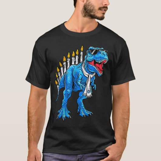 Menorasaurus Hanukkah T Rex Dinosaur Dino Chanukah Tシャツ (正面)
