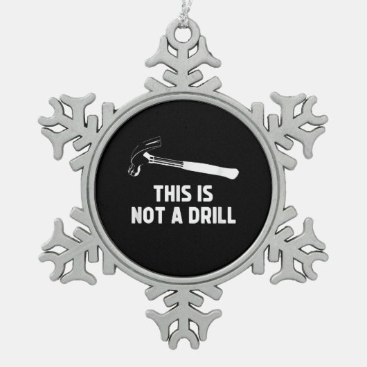 Mensこれはドリル大工のパパおもしろいではない スノーフレークピューターオーナメント (正面)