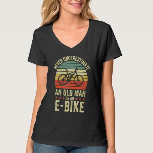 MensはEバイクBの老人を過小評価しない Tシャツ (正面)