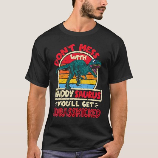 MensはSaurus Daddy Jurasskled Tyrと混乱しない Tシャツ (正面)