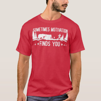 Mens時々モチベーションがあなたを見つける – おもしろい Campin Tシャツ
