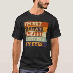 Mens眠ってないVinは目を休んでいるだけだ Tシャツ