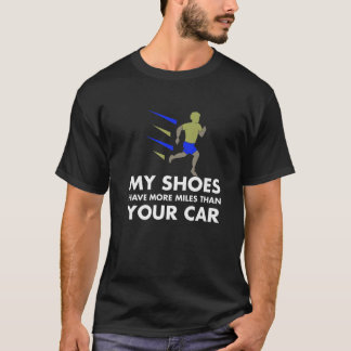 Mens私の靴はRuのためにあなたの車より多くのマイルを持っている Tシャツ