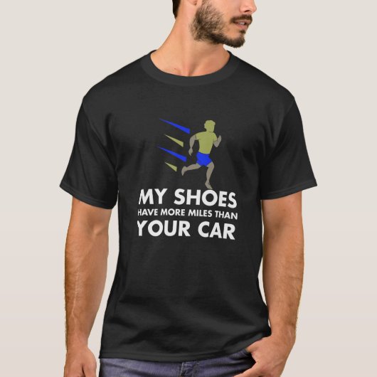 Mens私の靴はRuのためにあなたの車より多くのマイルを持っている Tシャツ (正面)