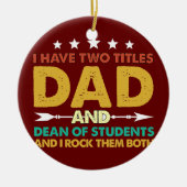 Mens私は2つのタイトルのパパと学生の学部長を持っている セラミックオーナメント (正面)